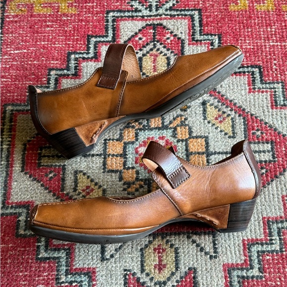 Pikolinos 11 Women two tone Leather Mary Jane Kitten heels ($199 retail) - Picture 4 of 13
